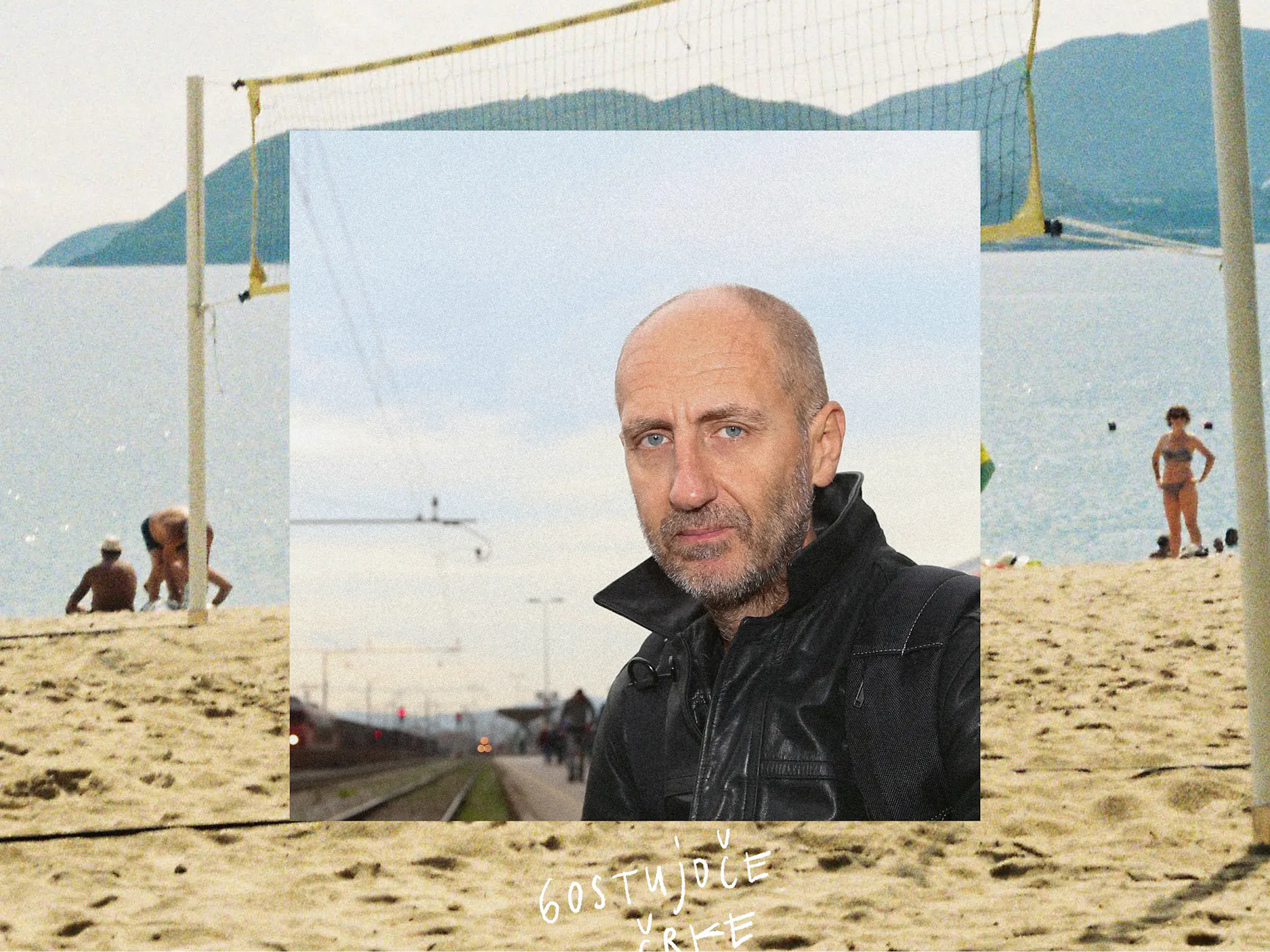 Fotografija avtorja prispevka na fotografiji igrišča za odbojko na mivki zraven morja
